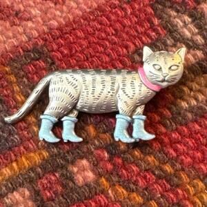 Jonette Jewelry (JJ) Puss in Boots cat pin in silver pewte